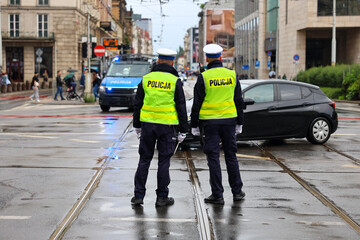 Policjantka z lizakiem do zatrzymywania pojazdów kontroluje ruch drogowy © FotoDax