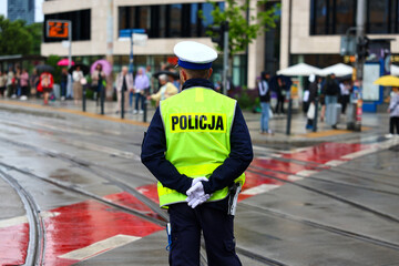 Policjantka z lizakiem do zatrzymywania pojazdów kontroluje ruch drogowy © FotoDax