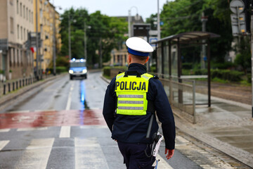 Policjantka z lizakiem do zatrzymywania pojazdów kontroluje ruch drogowy © FotoDax