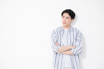 腕を組むシャツを着た悩む考える男性