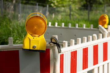 Absperrgitter mit Warnleuchten, kleine Baustelle am Wegesrand 