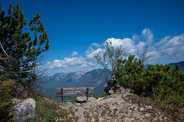 Berglandschaft mit blauem Himmel und Ruhebank bei Garmisch-Partenkirchen mit Blick in Richtung H&ouml;llental