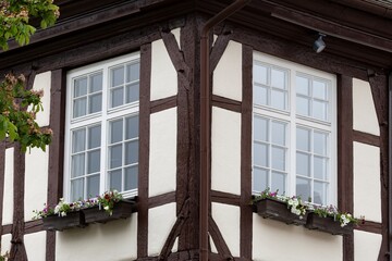 Die Fassade eines alten, schiefen Fachwerkhauses 