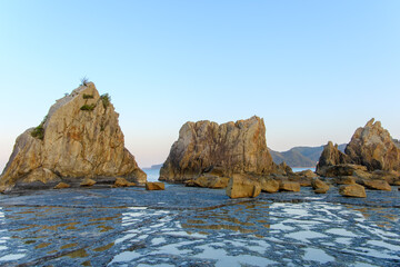 和歌山県串本町の朝の橋杭岩と潮溜まりの風景