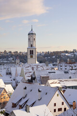 Über den Dächern von Biberach an der Riss mit Blick auf den Kirchturm, das Rathaus und das Ulmer Tor im Winter 