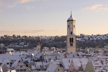 Blick vom Gigelberg auf die Stadtpfarrkirche St. Martin in Biberach an der Riss im Winter bei Sonnenaufgang 