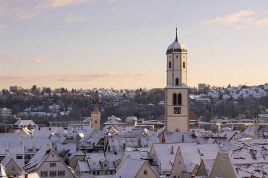 Blick vom Gigelberg auf die Stadtpfarrkirche St. Martin in Biberach an der Riss im Winter bei Sonnenaufgang 