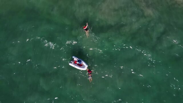 BALSA INFLABLE EN EL MAR