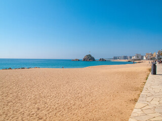 Fototapeta premium Paseo marítimo y playa de Blanes en la provicia de Gerona (Girona), Cataluña (Catalunia), España.