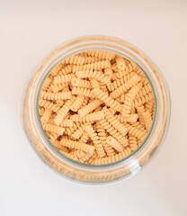Bote de cristal con espirales de pasta