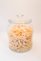 Bote de cristal con espirales de pasta