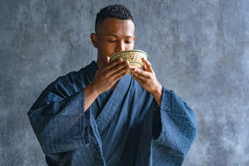 浴衣を着て茶道を体験する黒人男性