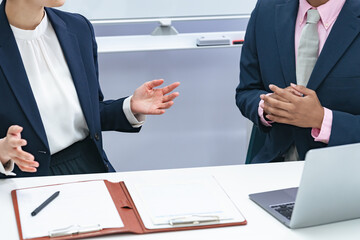 黒人男性ビジネスマンと面談する日本人女性スタッフ