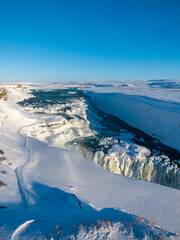 Gullfoss Wasserfall im Winter – Gefrorene Naturgewalt unter klarem Himmel