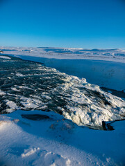 Gullfoss Wasserfall im Winter – Gefrorene Naturgewalt unter klarem Himmel