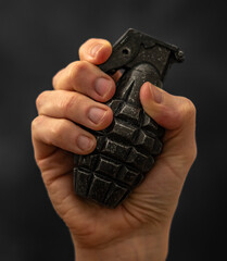 Hand mit Handgranate