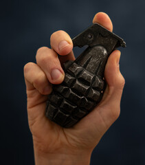 Hand mit Handgranate