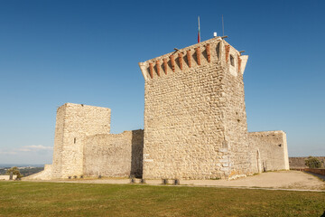 View of the north facade of the castle of Ourém in Portugal, with the tower of Dona Mécia highlighted.