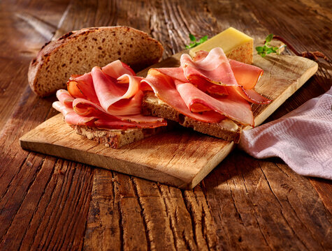 Brotzeit Brot Scheiben mit Raeucherschinken drapiert Kaesestueck und Knust, Schinken, Abendbrot, 