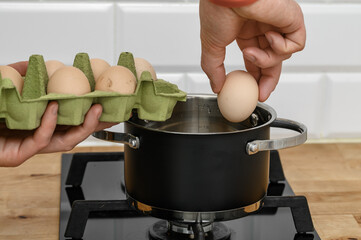 Hard-boiled eggs in a pot, put the egg in the pot