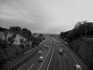 高速道路の風景。東名高速。モノクロ。