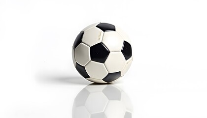 Klassischer Fußball auf weißem Hintergrund
