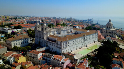 vista aera drone cidade de lisboa, rio tejo