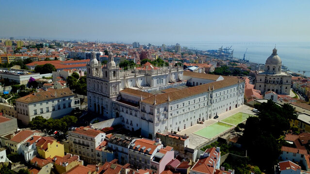 vista aera drone cidade de lisboa, rio tejo