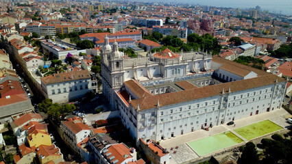 vista aera drone cidade de lisboa, rio tejo