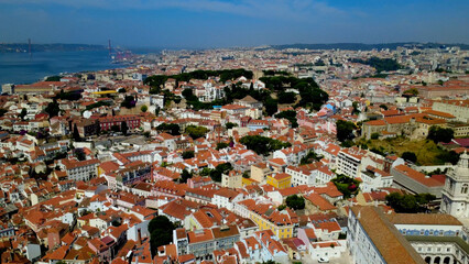 vista aera drone cidade de lisboa, rio tejo