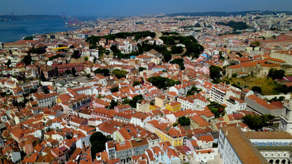 vista aera drone cidade de lisboa, rio tejo