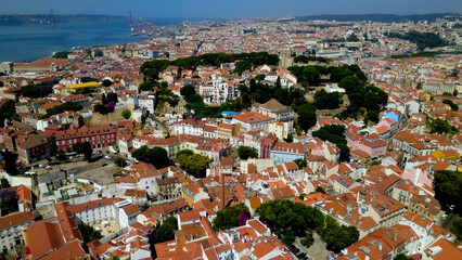 vista aera drone cidade de lisboa, rio tejo