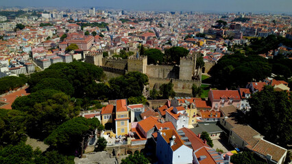 vista aera drone cidade de lisboa, rio tejo