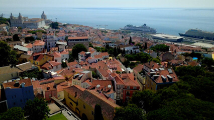 vista aera drone cidade de lisboa, rio tejo