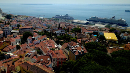 vista aera drone cidade de lisboa, rio tejo