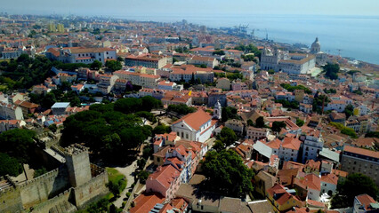 vista aera drone cidade de lisboa, rio tejo