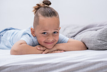 Junge mit blauen Augen lacht 