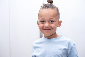 Junge mit blauen Augen lacht 