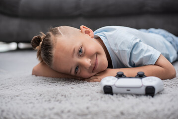 Junge mit blauen Augen lacht 