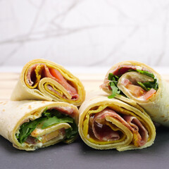 Tagliere con piadine farcite, spazio per testo