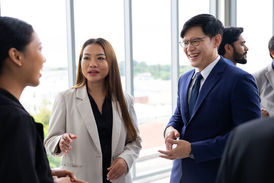 business woman meetting : Professional business teamwork diverse company people in meeting. Group of colleagues discussion during business meeting in conference room