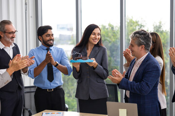 Obraz premium happy birthday party : Business Hispanic woman celebrating birthday and doing a party with colleagues. Multi-Ethnic Coworkers are Celebrating a Birthday Party in the Office.