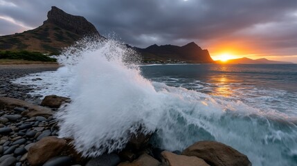 Obraz premium Dramatic ocean waves crashing on a rocky shore at sunrise