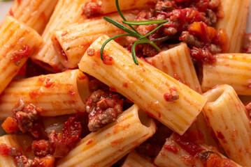 Tortiglioni con ragù di manzo, pasta italiana