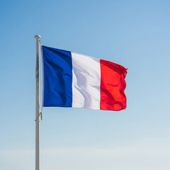 drapeau français sous un ciel bleu