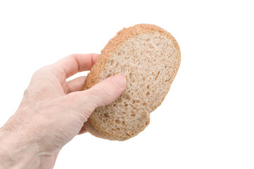 primo piano di mano che regge una fetta di pane integrale fresco isolata su sfondo bianco o...