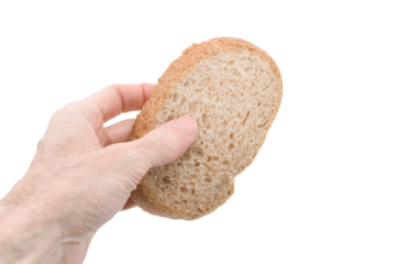 primo piano di mano che regge una fetta di pane integrale fresco isolata su sfondo bianco o trasparente