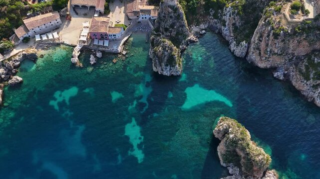 Il mare della Sicilia, Italia. Tonnara di Scopello. 4K
Vista aerea della costa pi&ugrave; bella della Sicilia. La baia di Scopello, tra Palermo e San Vito Lo Capo. Riserva dello Zingaro. 