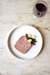 Pâté met augurken en uitjes