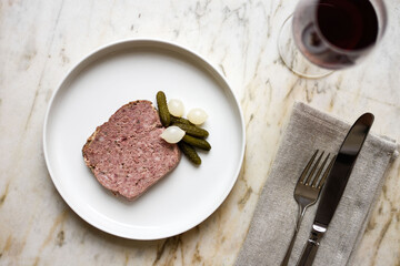 Charcuterie bord met pâté en rode wijn